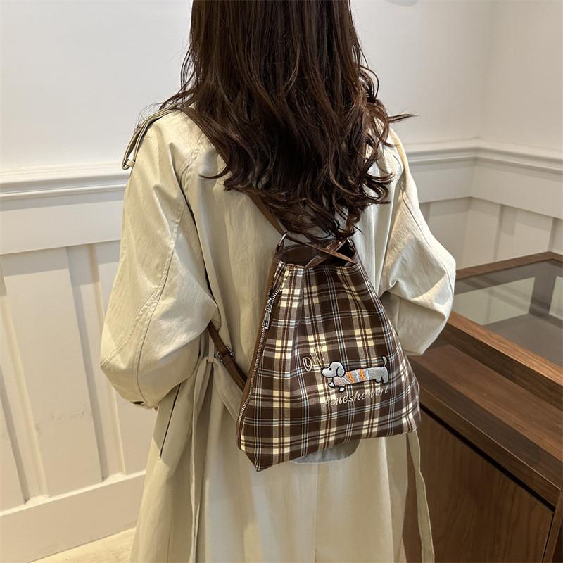 Stylish Retro Tote Bag With Trendy Plaid Design Perfect For Fall Fashion And Everyday Use