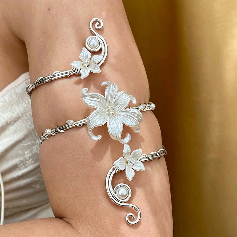Elegant Vintage Hollow Out Flower Bracelet Adjustable Open Floral Bangle for Women Cocktail Party Jewelry Gift