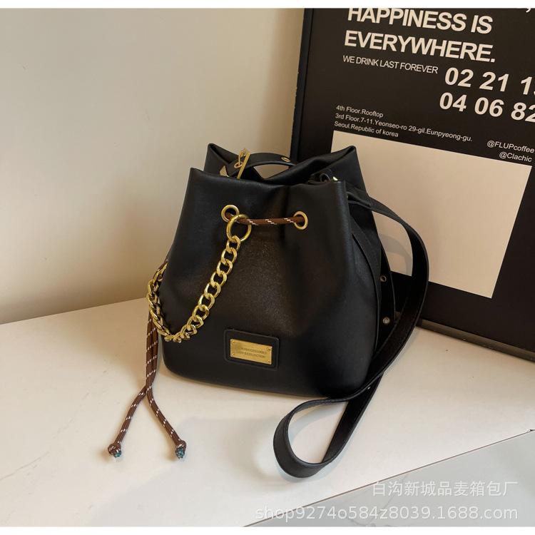 

Retro fashion oil wax leather bucket bag women s 2025 autumn new trendy large-capacity shoulder bag premium messenger bag темно-коричневого