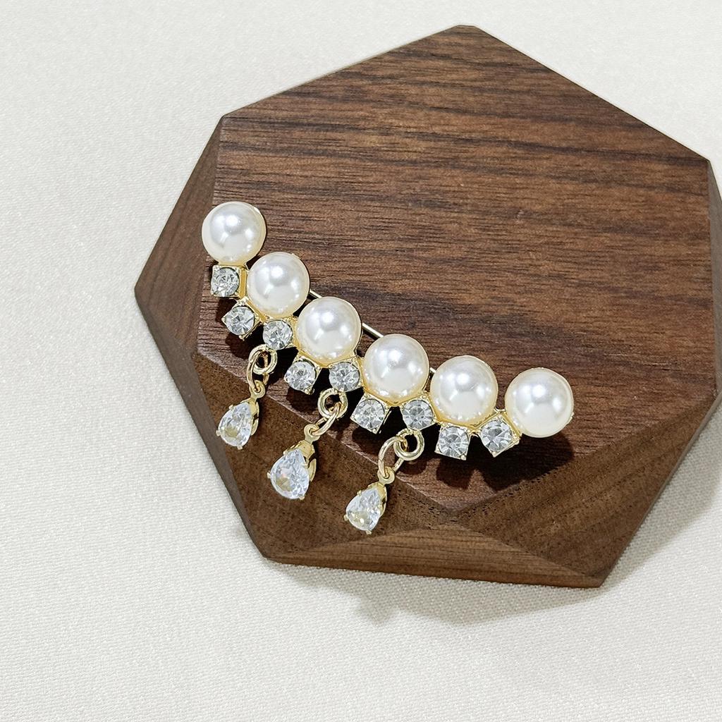 Broche à franges en perles de tempérament haut de gamme, exquise, pull, costume, corsage, accessoires, vêtements fixes, épingle anti-lumière, femme