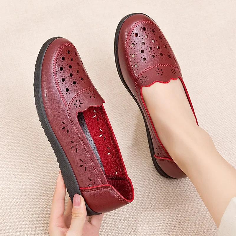 Hollow Soft Sole Mom's Shoes Sandals Summer Comfort Flat Sole Women's Shoes Hole Leather Shoes Middle and Old Age Shoes 2024