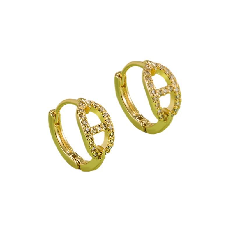 Trendy Geometric Ear Cuffs: Elegant Retro Style for Early Autumn 2023