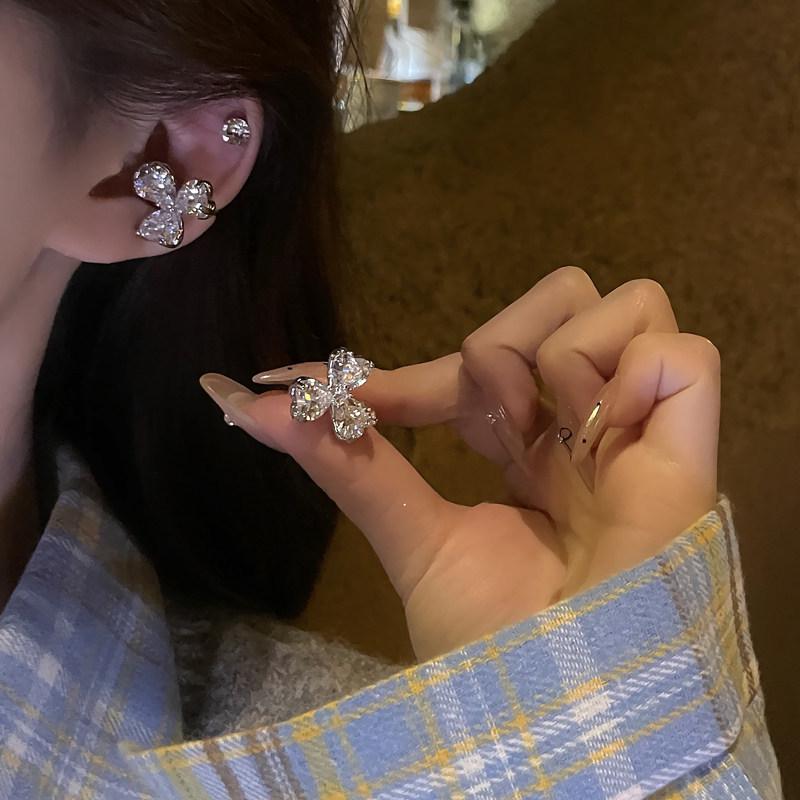 Luxurious Sparkling Heart  Flower Diamond Ear Clip - No Piercing Required