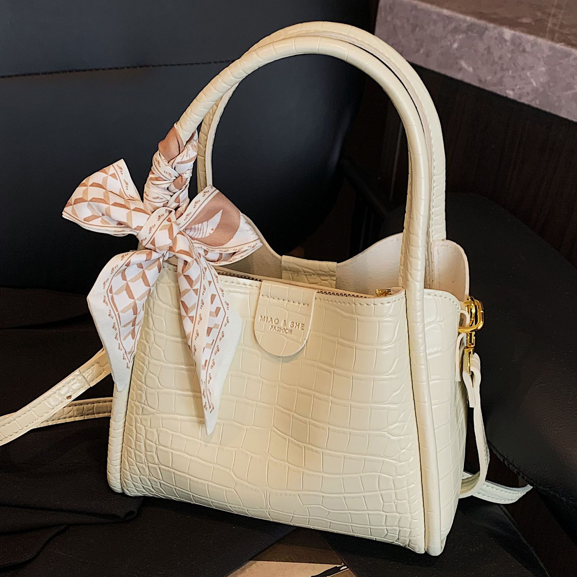 

2025 new bag women s handbag large-capacity bucket bag versatile mother bag stone pattern niche commuter women s bag