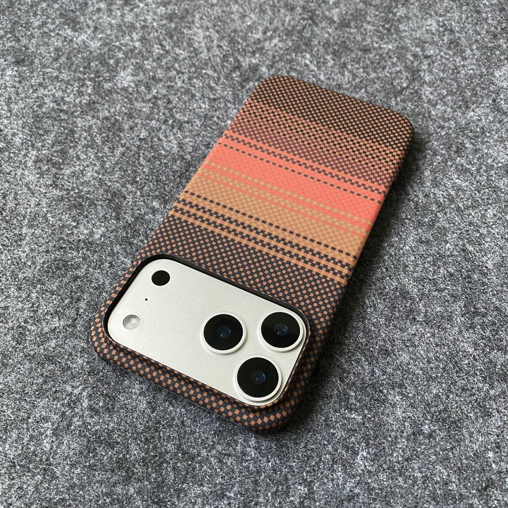 Triumph color red line carbon fiber is suitable for Apple 17 mobile phone case 16pro large hole gradual change sky color 15/14 protective cover