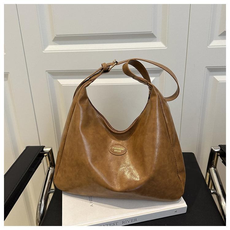 

В этом году популярна мягкая вместительная сумка-тоут на плечо/подмышку в стиле ретро, однотонная, новая летняя модная. коричневый