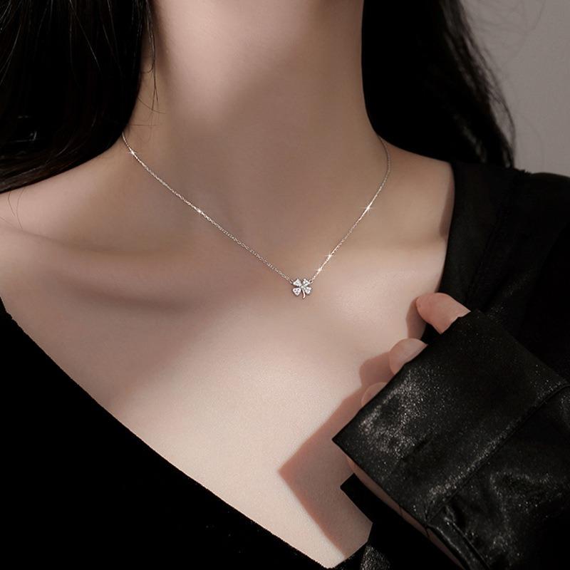 Lucky Four-Leaf Clover Necklace - Women's Unique Design, Sophisticated Luxury Leaf Lockbone Chain, Premium Quality