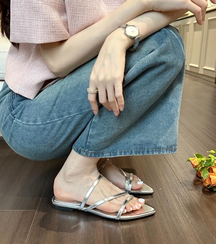 

Cool slippers children wear in summer 2025 new niche high-end flat bottom pointed women go out one-word slippers 39 срібний