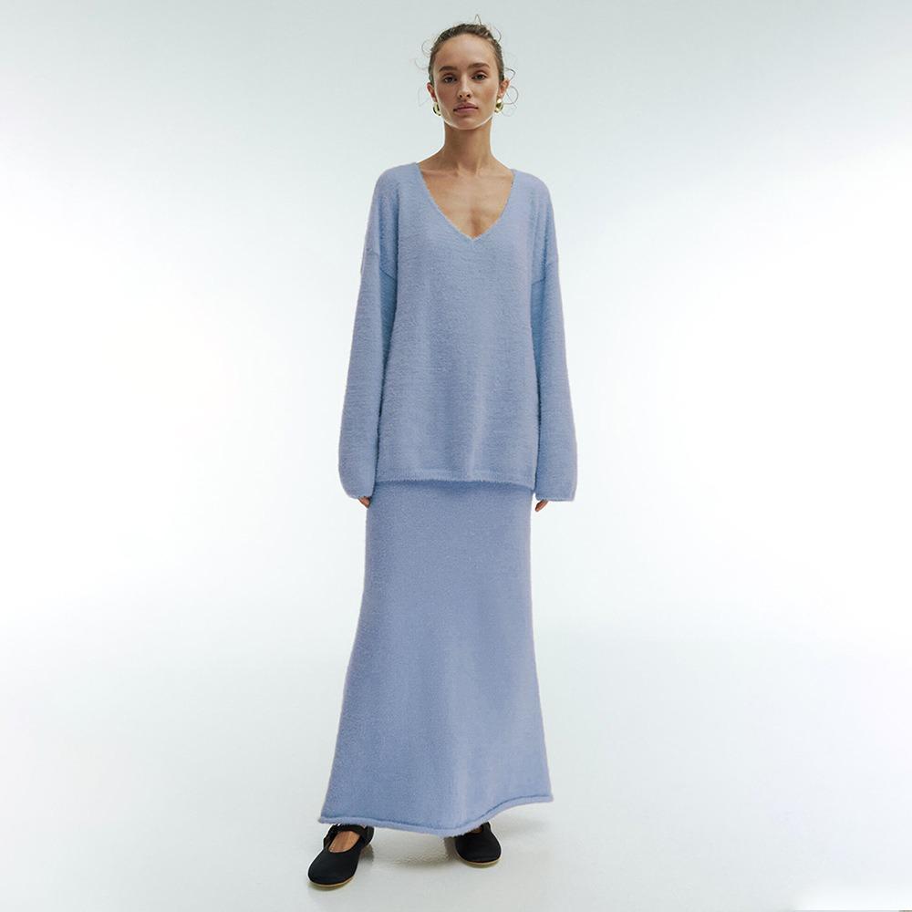 Dámský podzimní a zimní jednoduchý pletený svetr s výstřihem do V a sukní do poloviny těla