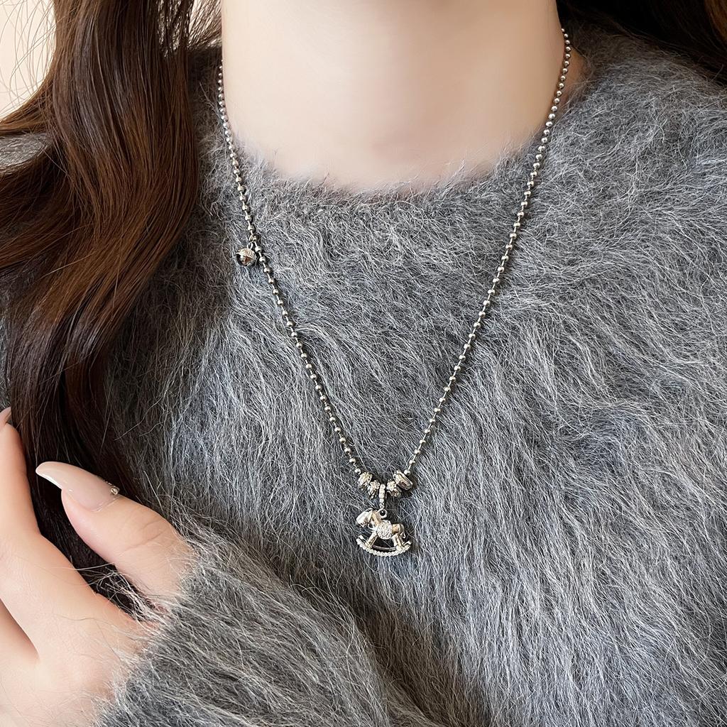 Success Immediately Pony Pendant Long Necklace Women's Autumn and Winter Sweater Chain Atmospheric High-end Simple Light Luxury Collarbone Chain