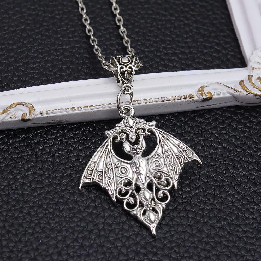 Vintage Gothic Fledermaus Anhänger Halskette mit Retro geschnitztem Design und gealterter Schlüsselbein Kette