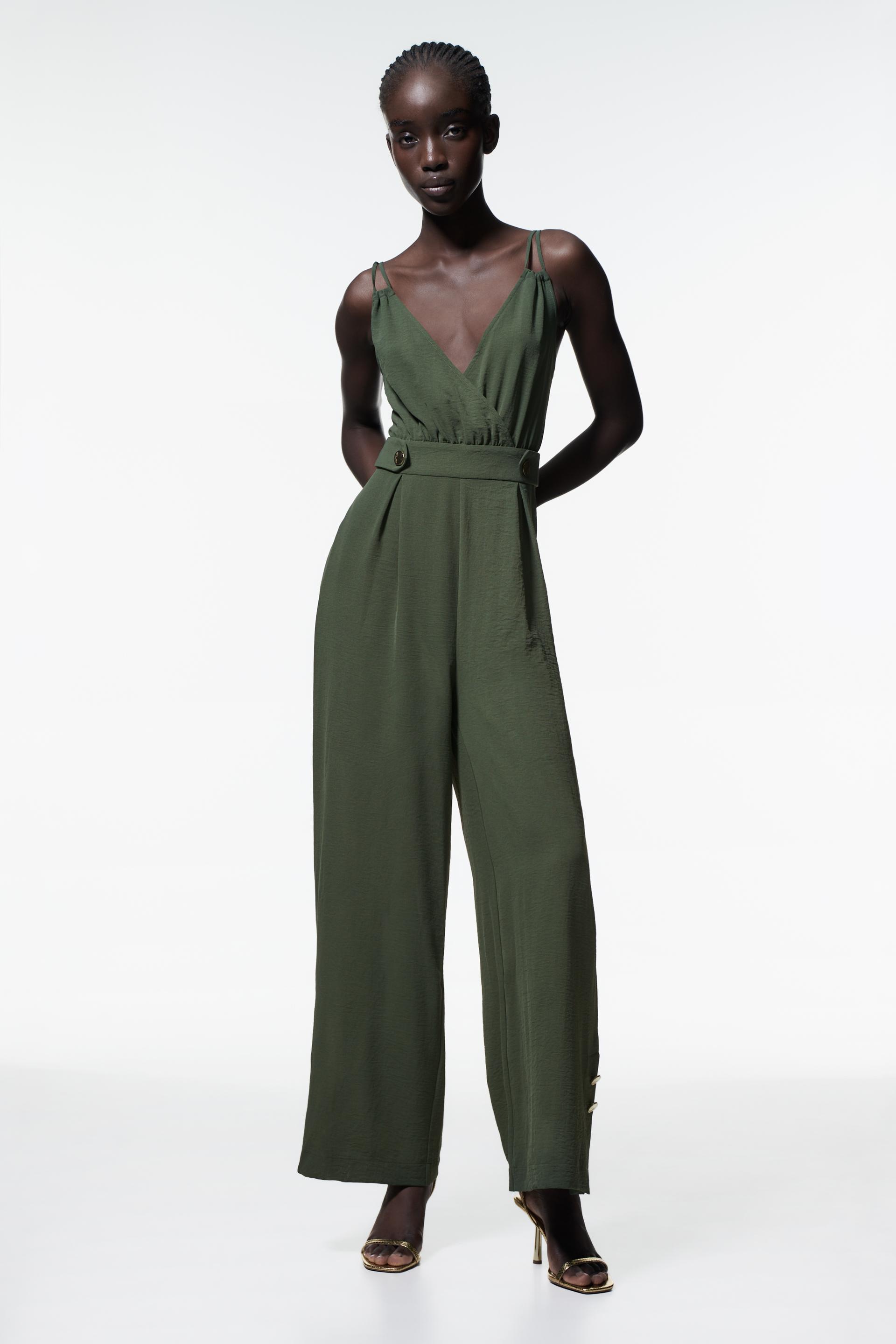 

КОМБИНЕЗОН С ЗОЛОТЫМИ ПУГОВИКАМИ