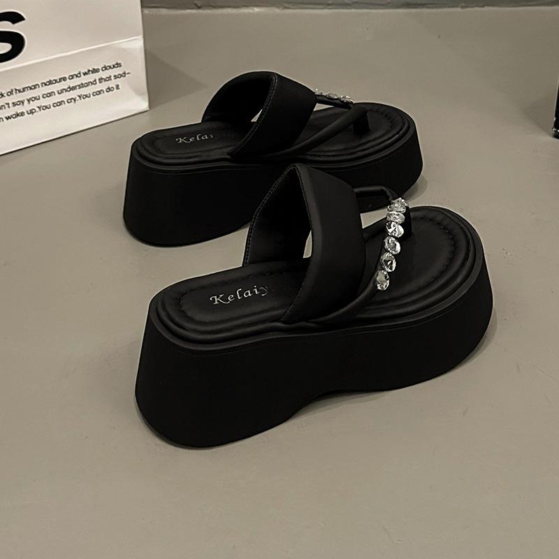 Beautiful thick-soled toe cool slippers women's summer wear 2025 new versatile rhinestone flip-flops non-slip beach shoes