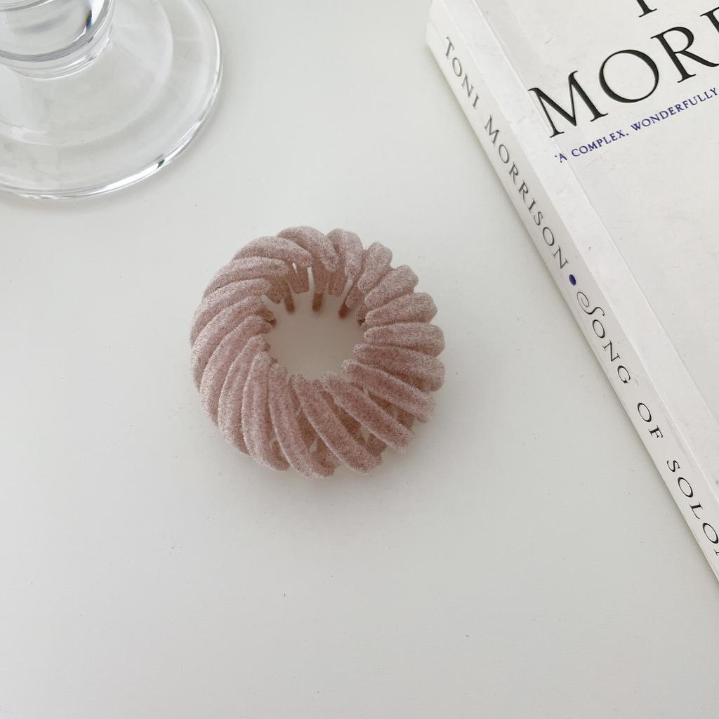 Beautifully Plastic Crafted Hair Claw Clips With Elegant Shapes And Vibrant Colors For Every Hairstyle Needs