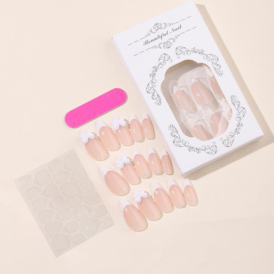 

Минималистичные французские белые кончики для ногтей с дизайном в виде бантика