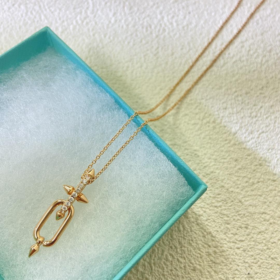V Gold T Home Necklace Female Pointed Cone Trident Half Diamond Pendant European and American Rivet Necklace Collarbone Chain розового золота