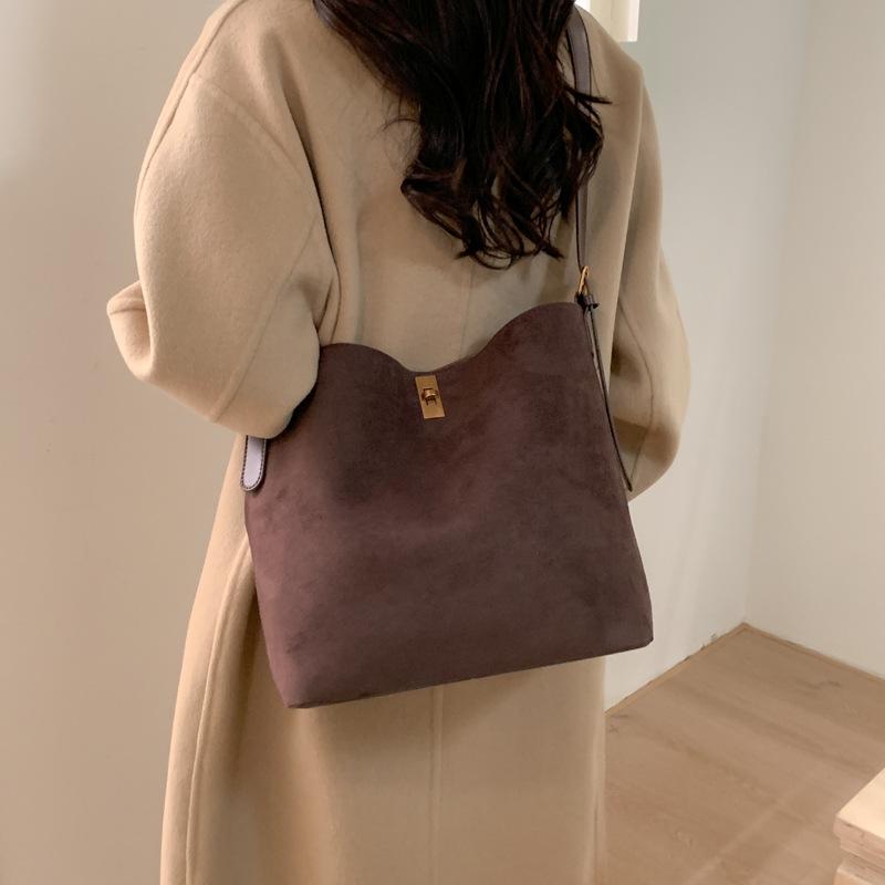 Casual Shoulder Bucket Bag Fashionable Simple Retro Large-capacity Bag Women's 2025 New Commuter Versatile Messenger Bag