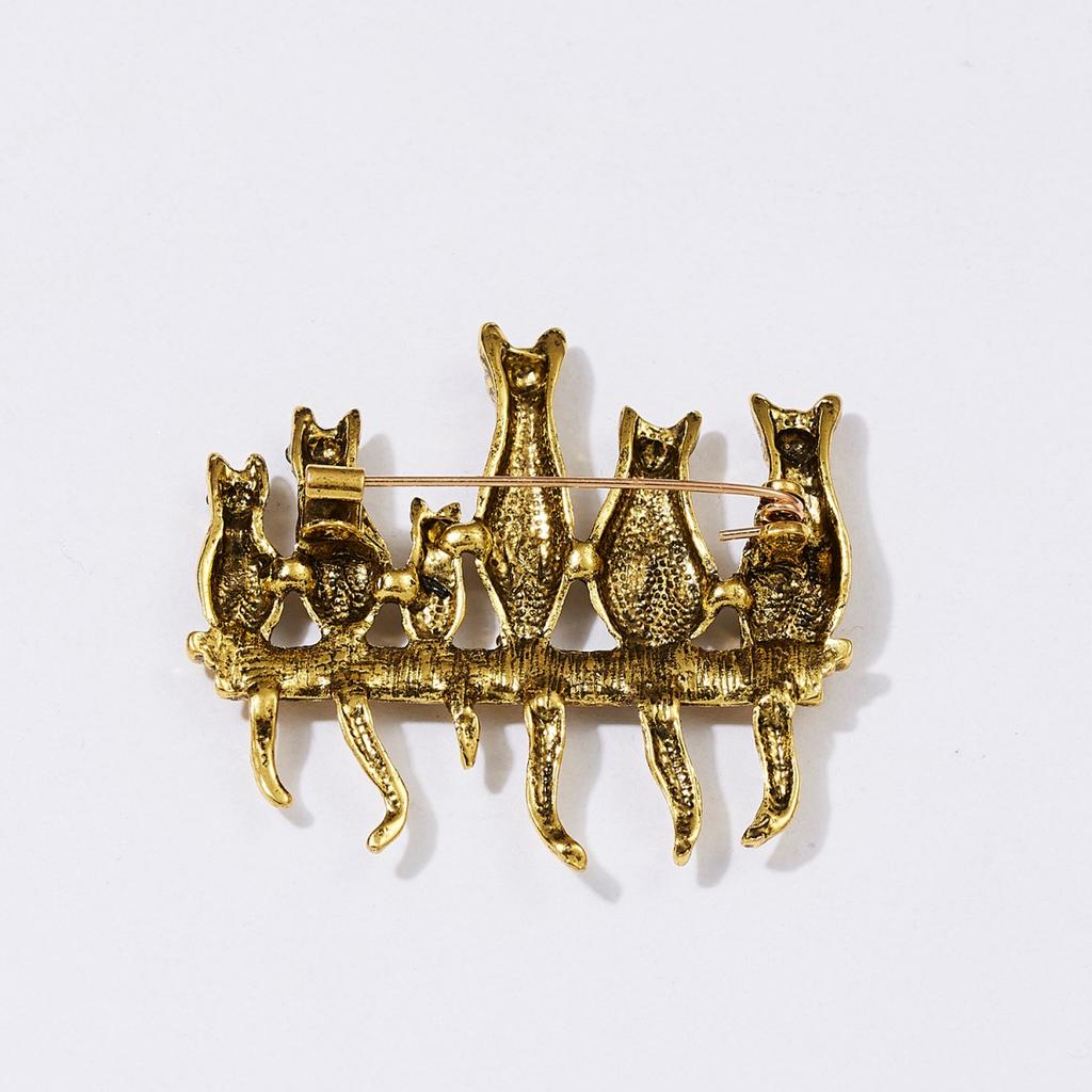 Vintage Gold Color 6 Cats Brooch For Women Men Cartoon Cute Green Rhinestone Eyes Kitten Sitting On Platform Pins Casual Jewelry