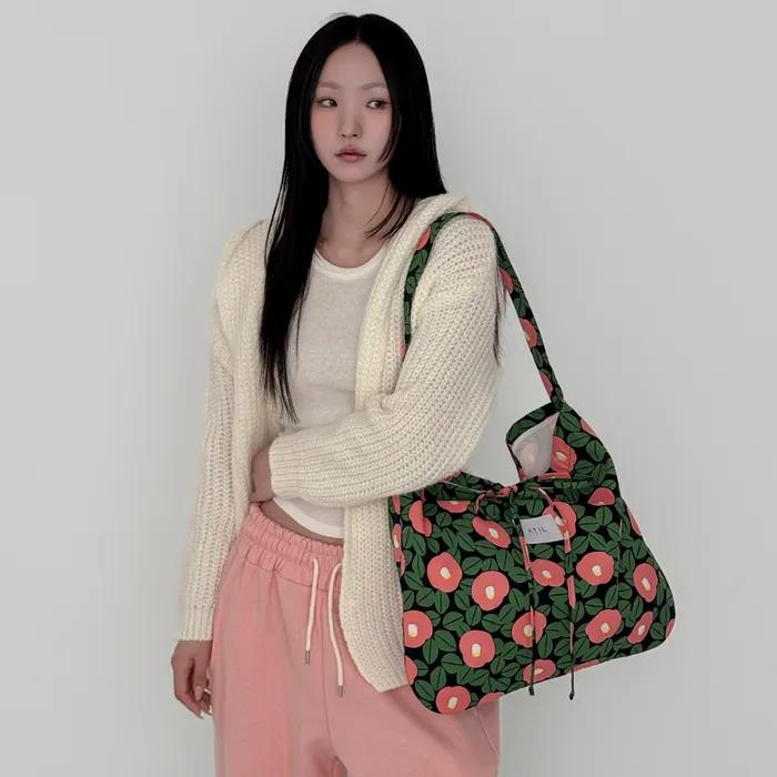 All-Season Oxford Graphic Shoulder Bag _ [Coral Camellia]
