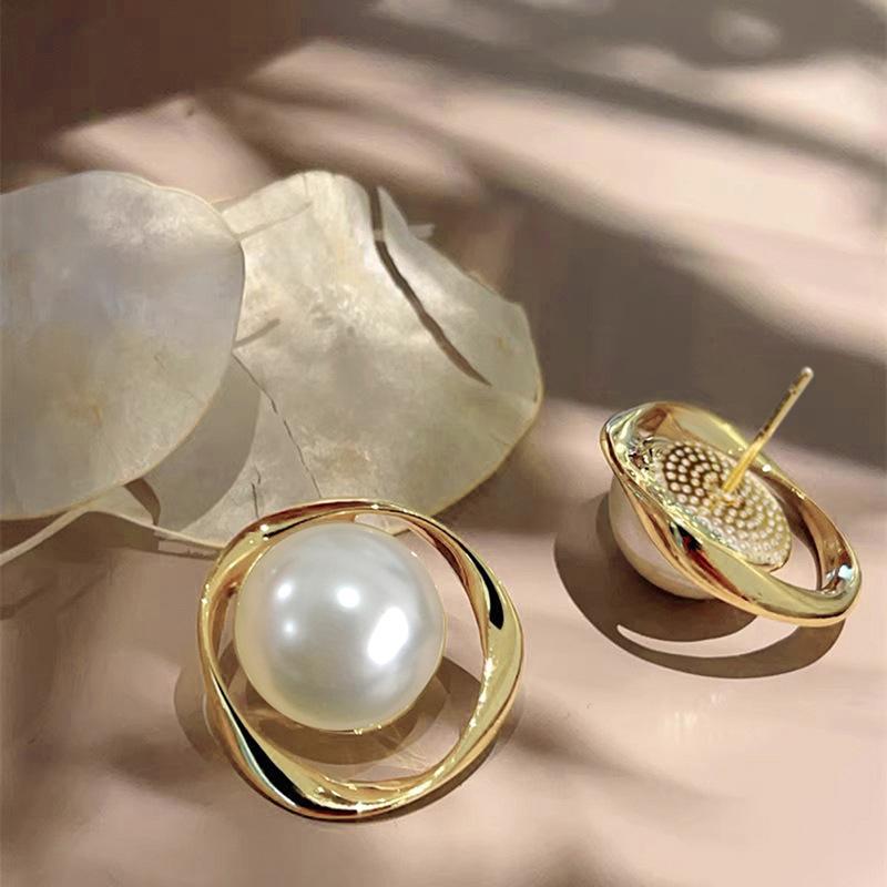 Twisted frame Baroque pearl earrings, irregular vortex metal, women's large imitation pearl earrings, elegant retro jewelry gifts