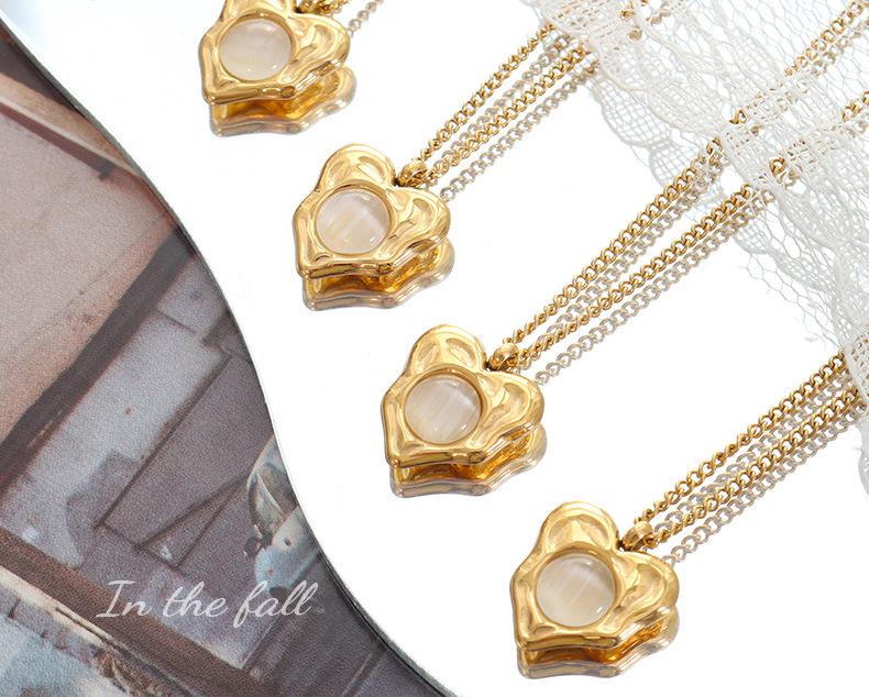 Hong Kong-Style Elegant Heart-Shaped Cat's Eye Stone Pendant Necklace On Gold-Plated Clavicle Chain.