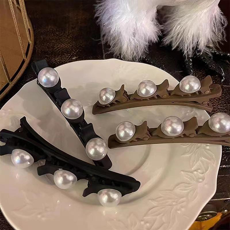 Nuovo fermaglio per capelli in raso con fiocco grande e perle in acrilico per donna, moda coreana, accessorio per capelli con forcina per capelli a cucchiaio con cerniera posteriore avanzata.