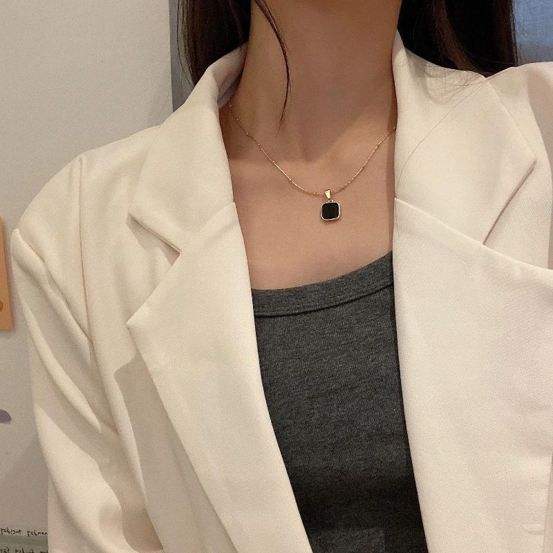 Black square pendant, collarbone neck chain, cold wind design sense, niche necklace, fashionable and versatile temperament