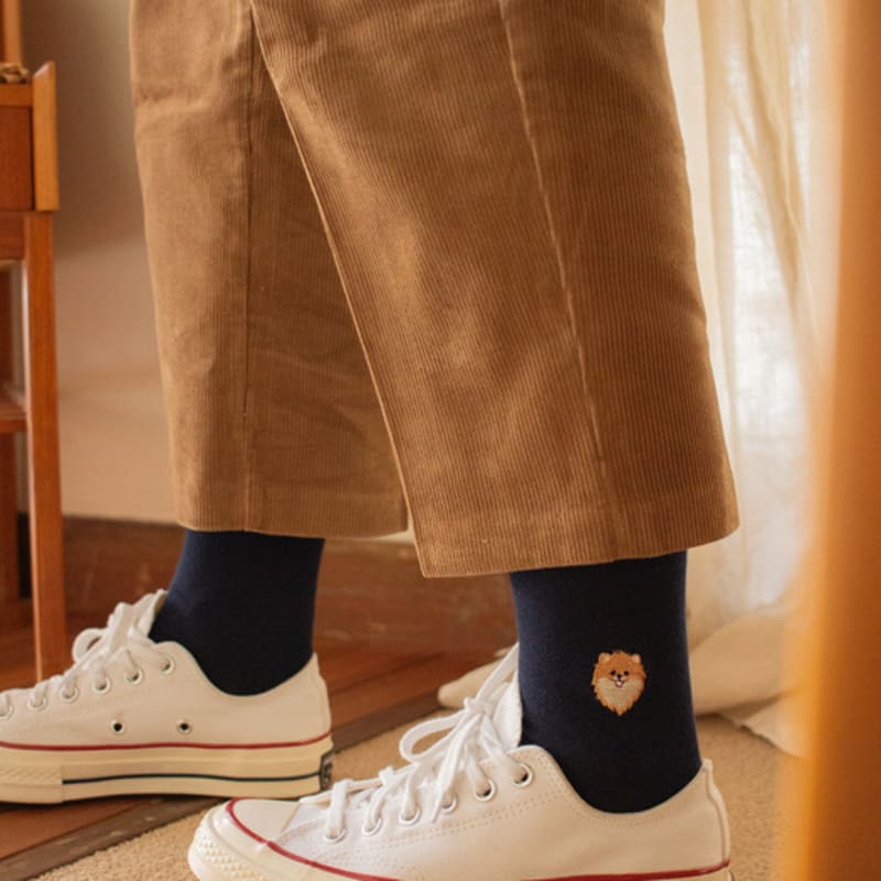 SNOOZY Pomeranian Puppy Face Embroidered Socks (Navy)