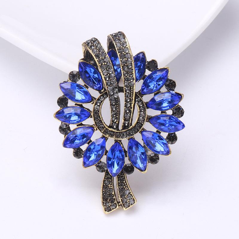 High-end vintage elegant small crystal brooch, fashionable suit jacket, sweater, collar brooch, anti-exposure accessory