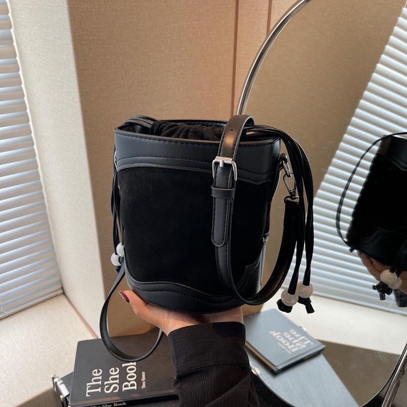 2025 new drawstring bundle bucket bag pleated versatile shoulder messenger bag simple handbag women