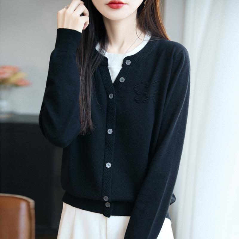 Nuevo suéter de punto de cuello redondo de manga larga para mujer, conjunto de dos piezas con top de imitación de dos colores para otoño e invierno.