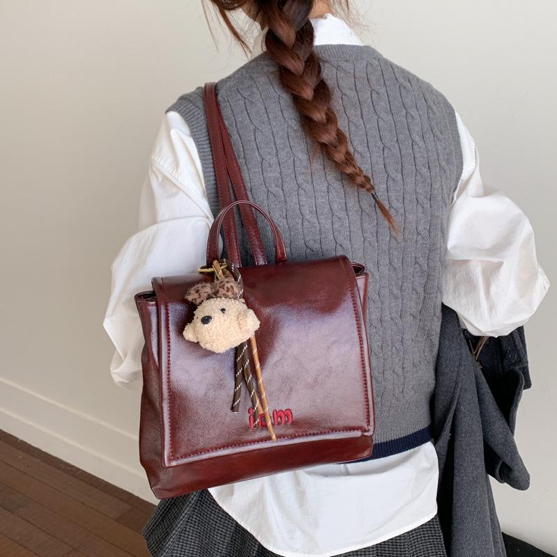 Oily leather retro women's backpack 2025 new fashion commuting versatile backpack exquisite small schoolbag travel bag