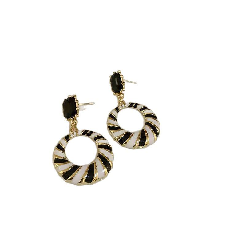 Evropský a americký styl černo-bílé pruhované geometrické náušnice - Retro hongkongský design pro ženy
