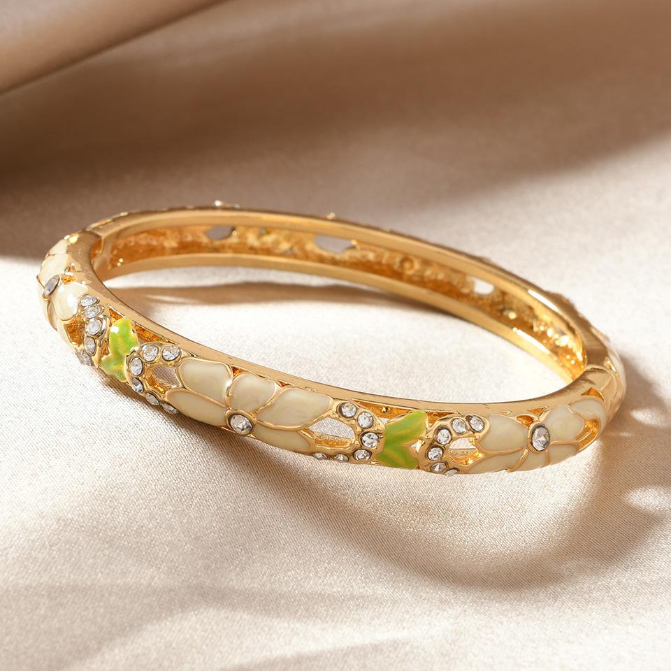 Retro Light Luxury Hollow Enamel Daisy Flower Single Layer Fashionable Simple Bracelet