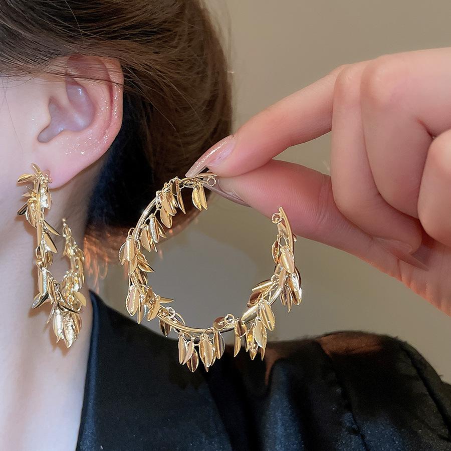 C-shaped Leaf Fringed Earrings, Fashionable Design, Cold Wind Studs, High-end Sense, Personalized Niche Earrings.