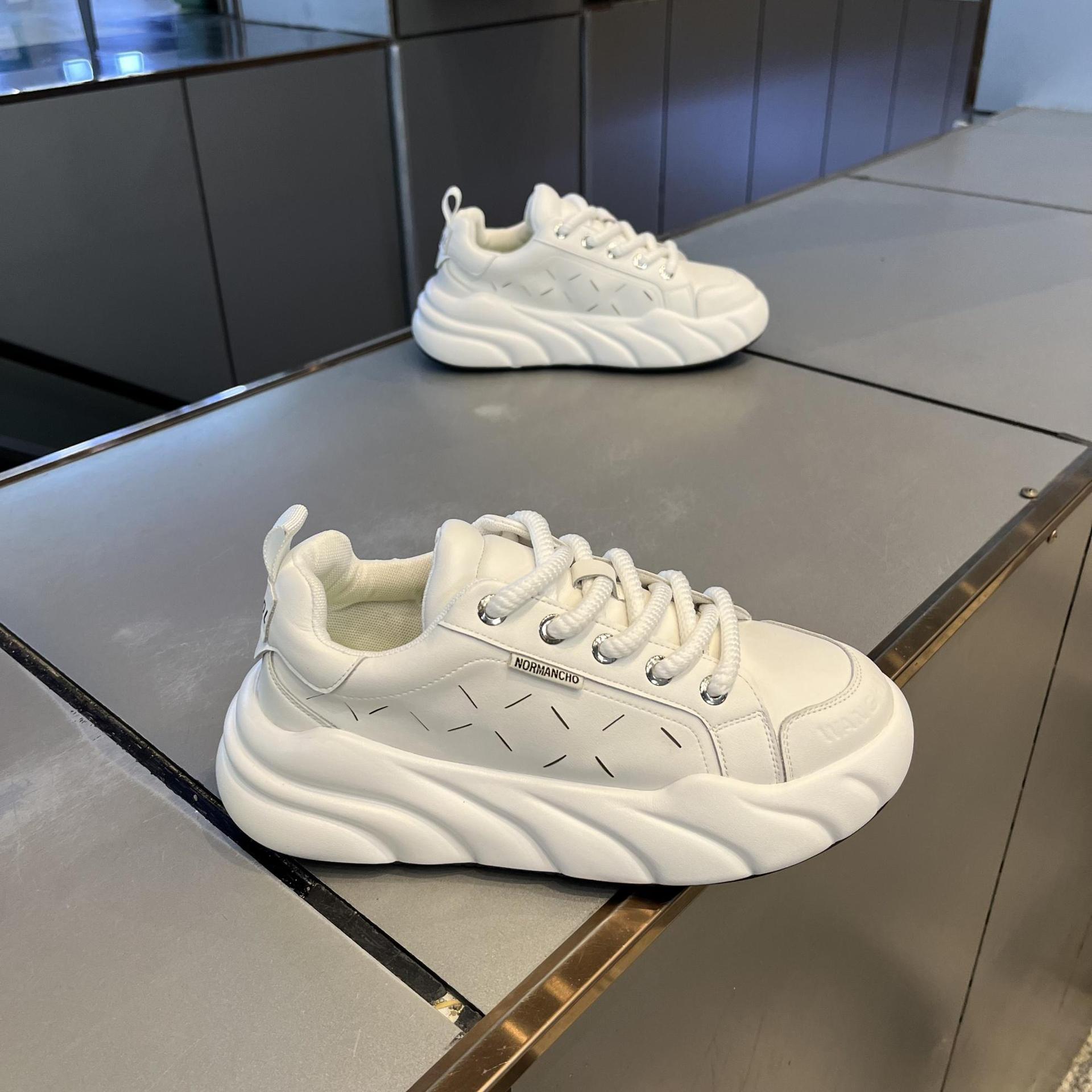 

2024 Классическая нескользящая модная дышащая толстая подошва удобная повседневная обувь Новая популярная беговая и спортивная обувь для молодежи 43 белый