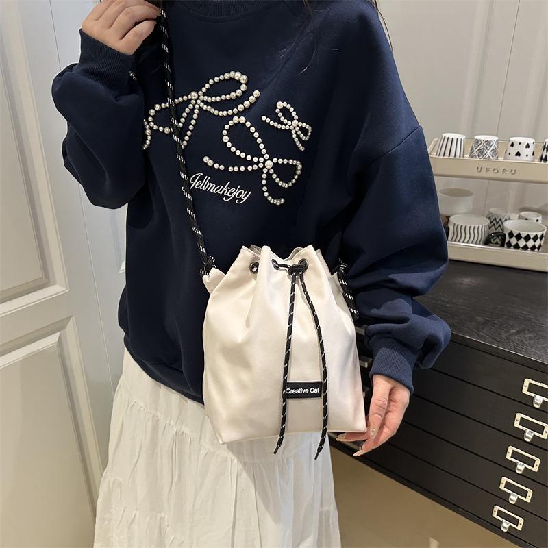 Fashion Bucket Bag Women's New Large-capacity Niche Design Commuter Versatile Drawstring Bag Shoulder Messenger Bag