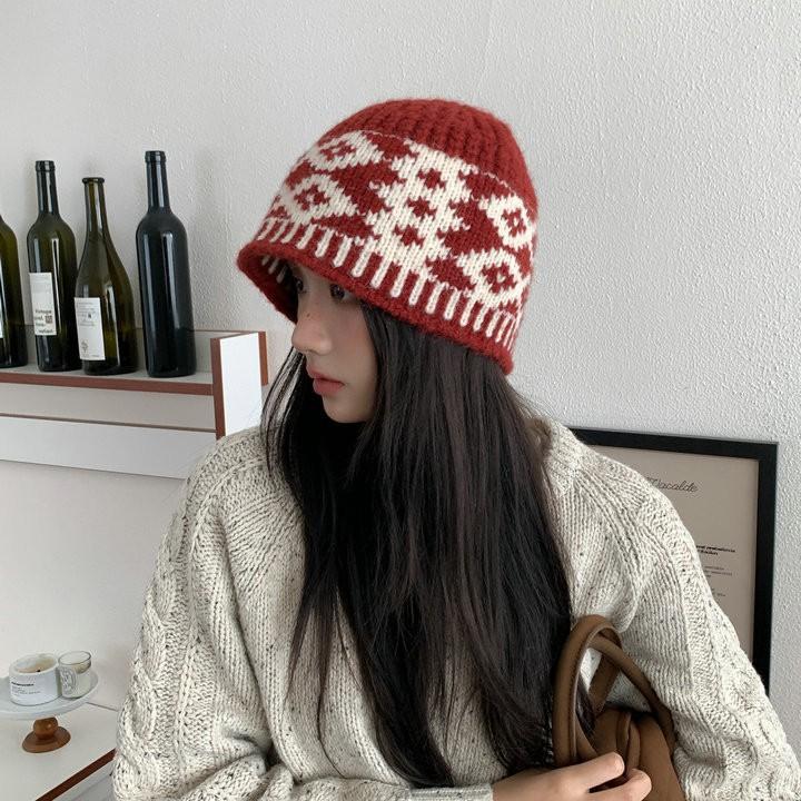 

Retro wool wool hat couple autumn and winter designer diamond jacquard warm knitted hat ear protector cold hat M（56-58cm） красный