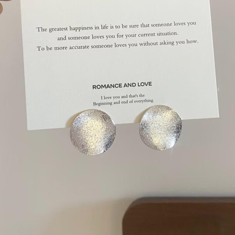 Elegant Minimalist Gypsophila Stud Earrings: Unique Twisted Design for Women