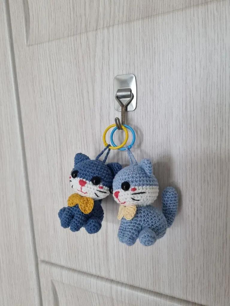 Handstickade dockor (kattnyckelring par)