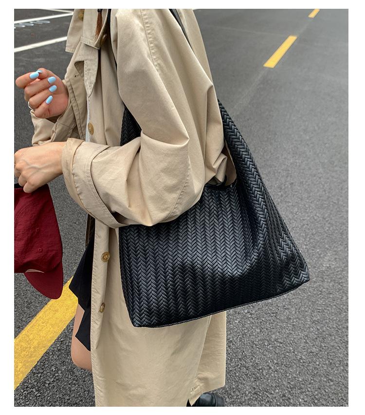 

Korean niche woven pattern tote bag women s 2025 summer versatile fashion casual high-end single shoulder armpit bag чорний