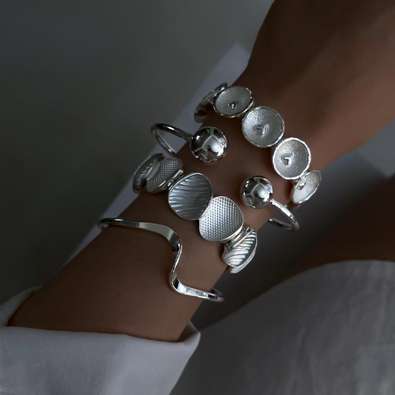 Vintage Boho Exaggerated Luxury Heart Geometric Design Wide Metal Silver Bangle Bracelet Set For Women Daily Wear Jewelry Gifts