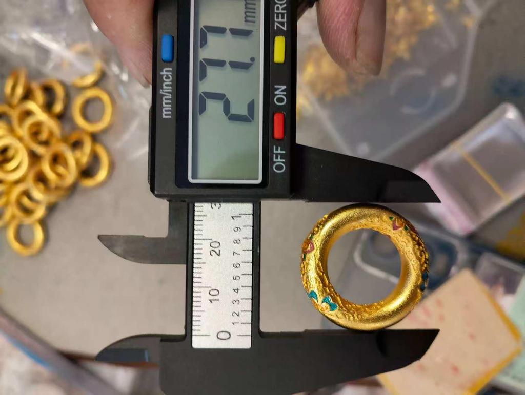 Üppiges Brokat-Vergoldungs-Set: Damen Armreif, Ring und Anhänger Schmuck im chinesischen Stil