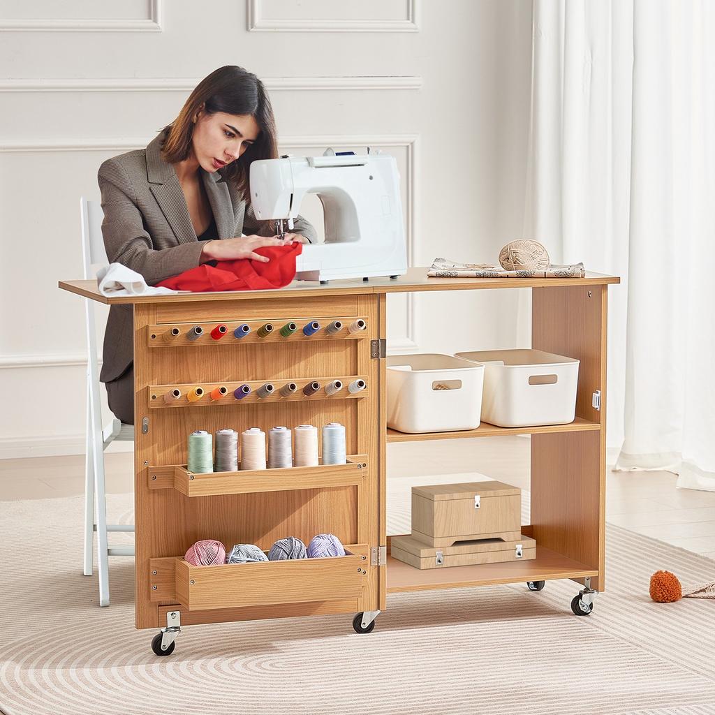 VEVOR Tavolo da Cucito Pieghevole, Tavolo Multiuso per Macchina da Cucire con Design Compatto, Ruote, Ripiani, Vaschette Portaoggetti, Pioli in Legno e Ante Magnetiche