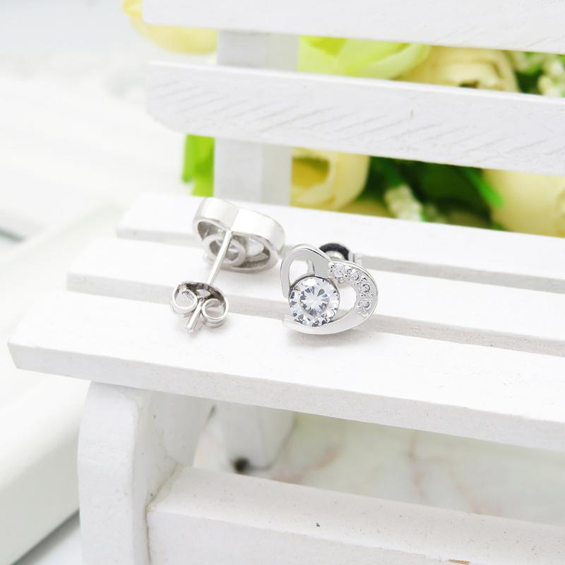 New fashion jewelry, temperament, love zircon stud earrings, women's atmospheric heart-shaped earrings, design sense niche earrings, 2026