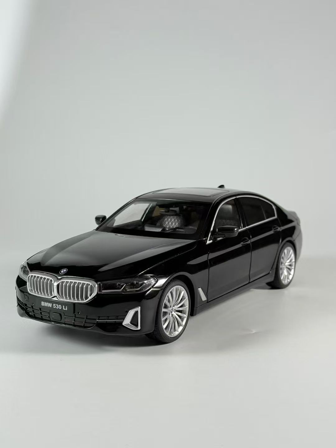 

1/24 BMW 530li Металлическая литая модель Декорация Спальня Домашний интерьер Украшения Выбор Мода Коллекционирование Хобби Модель автомобиля Подарочная коробка