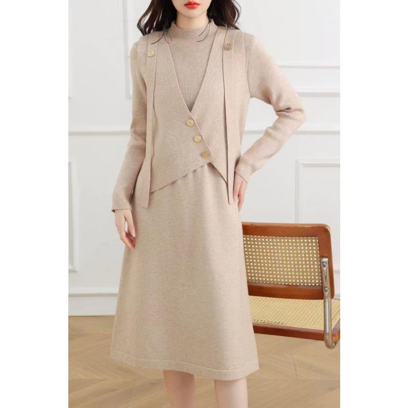 Metal buckle V-neck knitted stacked vest sweater skirt set women's autumn and winter new temperament elegant knitted sweater set