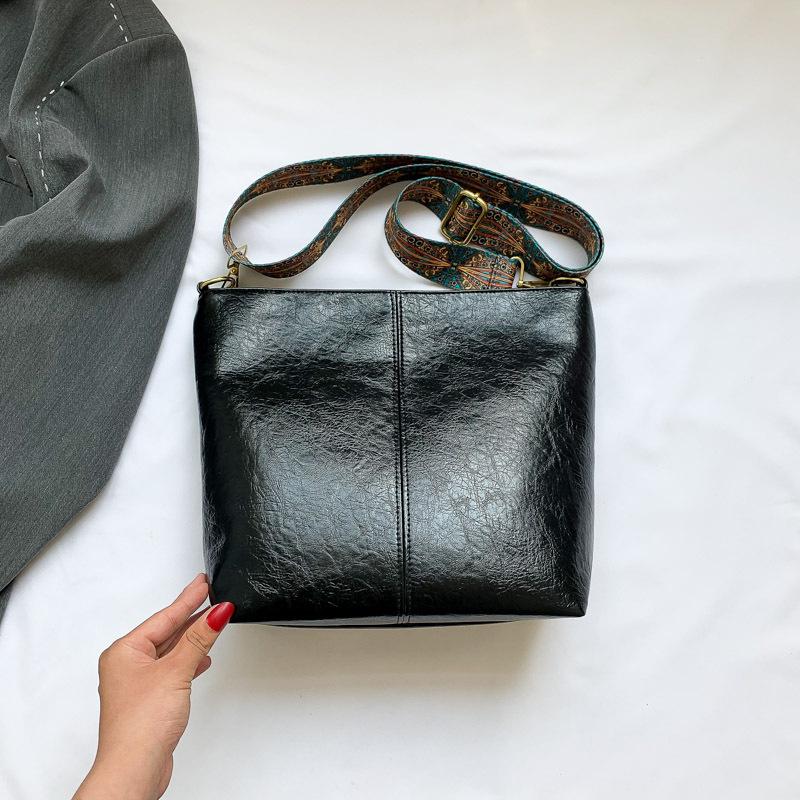 

Large capacity trend bucket bag 2025 summer new bag women s fashion simple shoulder bag casual commuter women s bag чёрный