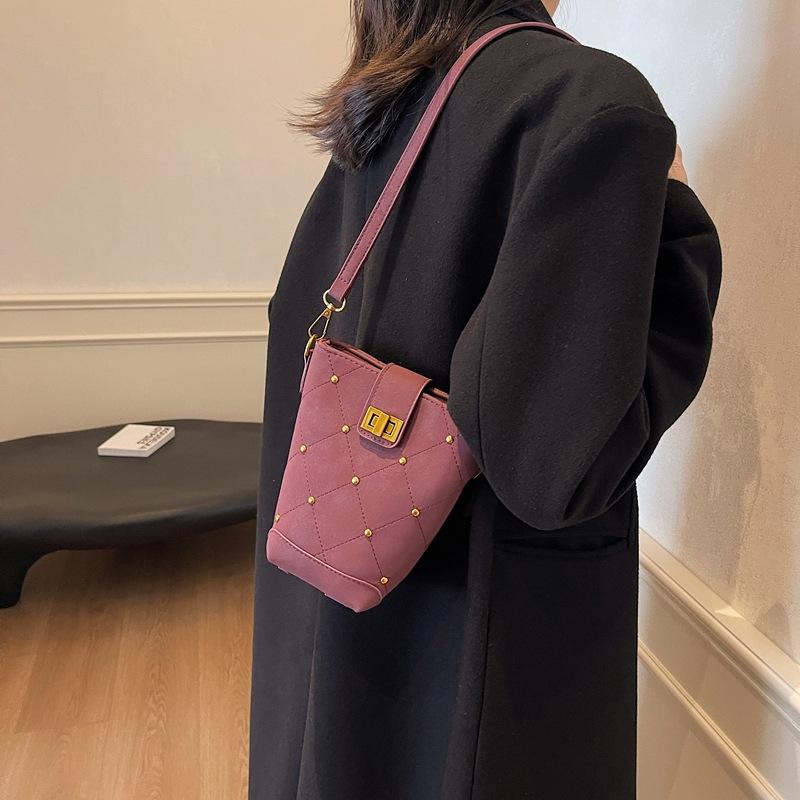 This year, rivet bags, plaid hand-held bucket bags, shoulder bags, messenger bags, lock chains, and small fragrant small bags are popular.