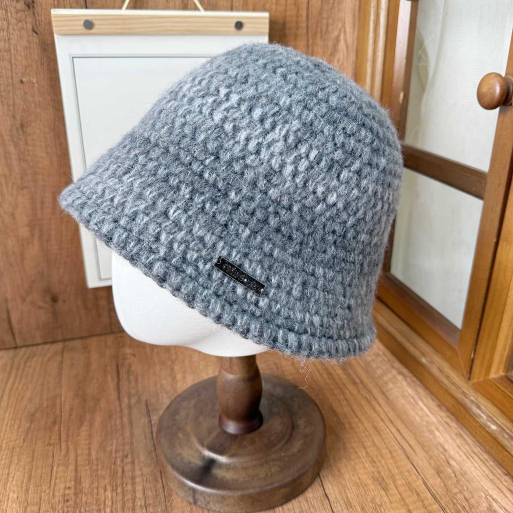 Autumn and winter atmosphere mixed color knitted bucket basin hat women rough crocheting craft metal small label literary style bucket hat